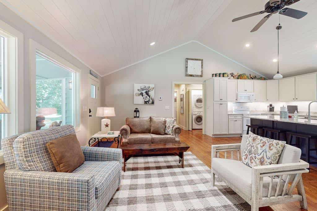 Charming Getaway w/ Luxe Interior & Screened Patio - Near Attractions
