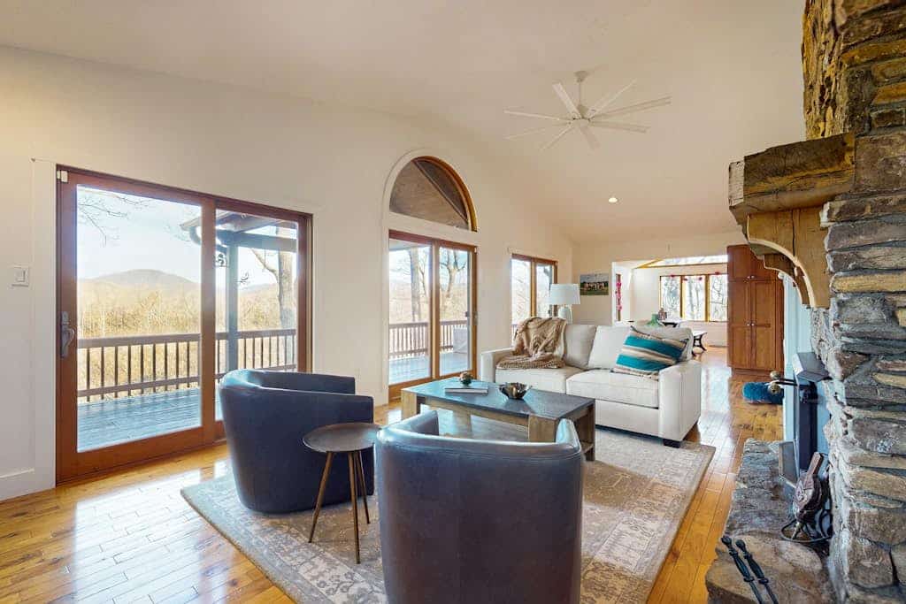 Private Sanctuary on 11 Acres with wrap-around deck and full Kitchen and Wifi