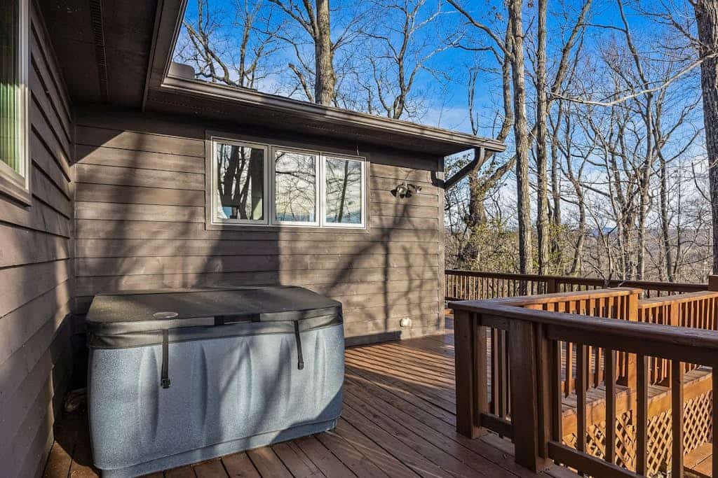 Private Sanctuary on 11 Acres with wrap-around deck and full Kitchen and Wifi