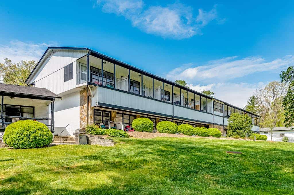 Lakefront corner condo with canoes, resort pool, tennis & firepit - dogs welcome