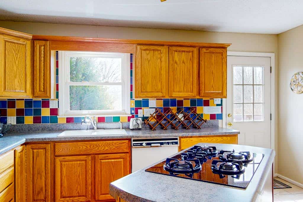 Warm & inviting upper-level guest suite w/ deck, shared washer/dryer, central AC