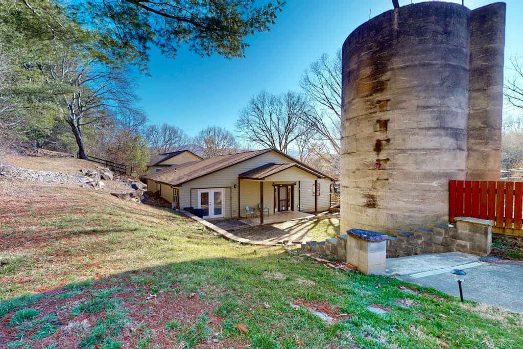 Quiet and peaceful mountain retreat outside of Asheville with central air