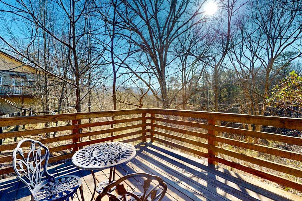 Quiet and peaceful mountain retreat outside of Asheville with central air