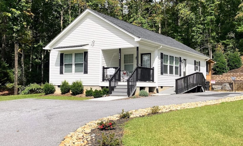 Charming 2BR Retreat with Full Kitchen, Wifi and Gas Grill for Outdoor Dinning