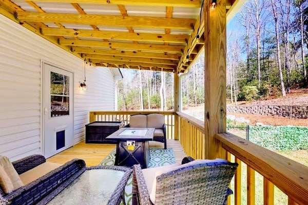 Charming 2BR Retreat with Full Kitchen, Wifi and Gas Grill for Outdoor Dinning