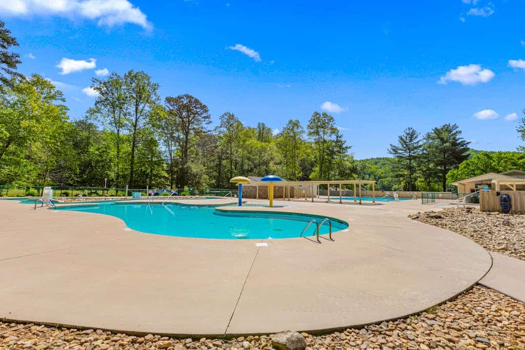 Mountain resort cabin on-site golf, pools, hot tub, sports courts - dog-friendly