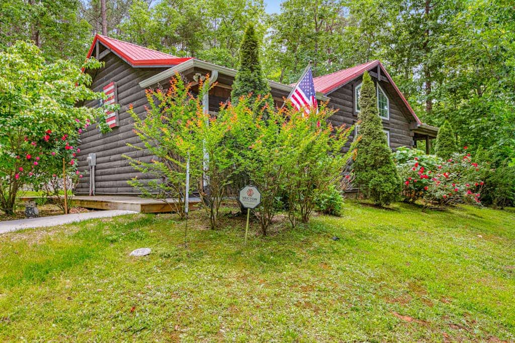 Charming cabin near outdoor rec with a grill, screened porch, fireplace, & AC