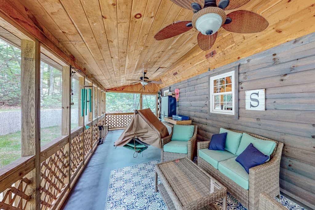 Charming cabin near outdoor rec with a grill, screened porch, fireplace, & AC