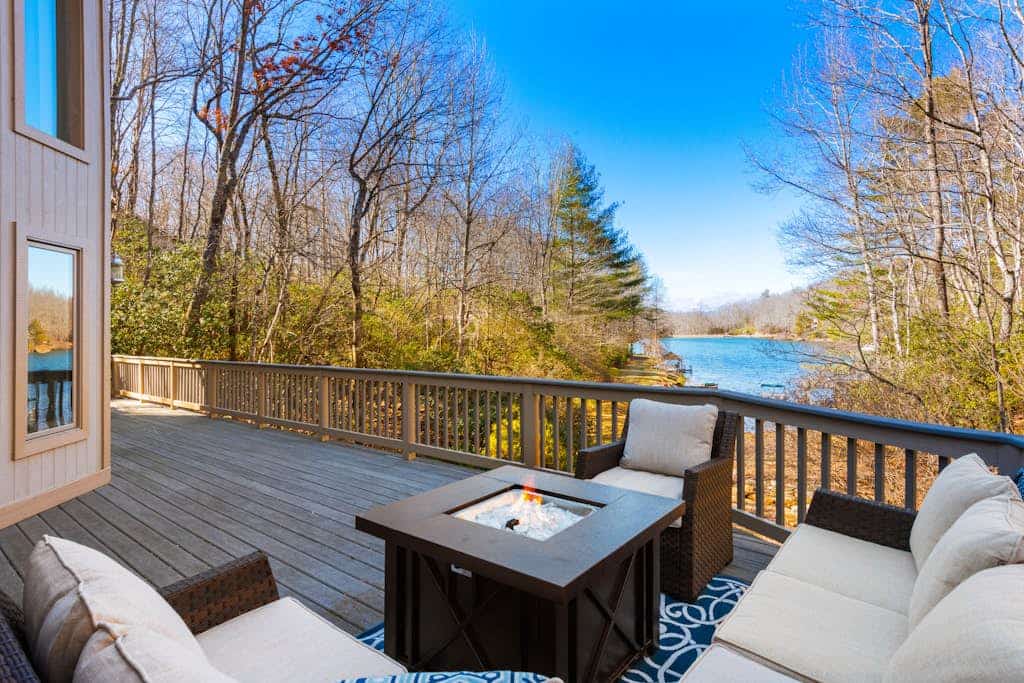 Spacious lake home with firepit, 3 fireplaces, pool table & shared amenities