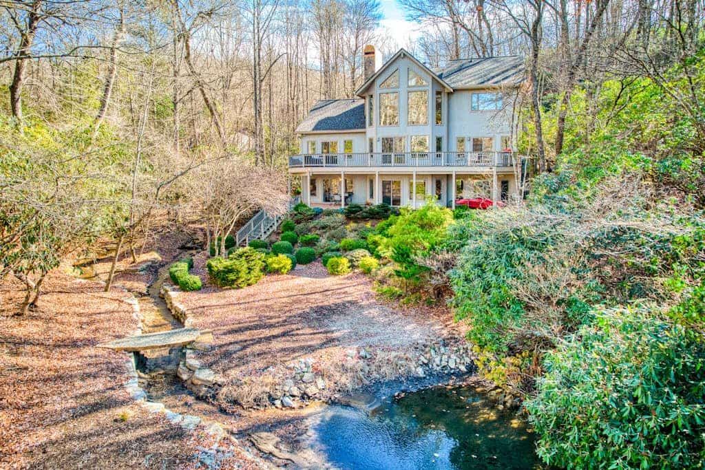 Spacious lake home with firepit, 3 fireplaces, pool table & shared amenities