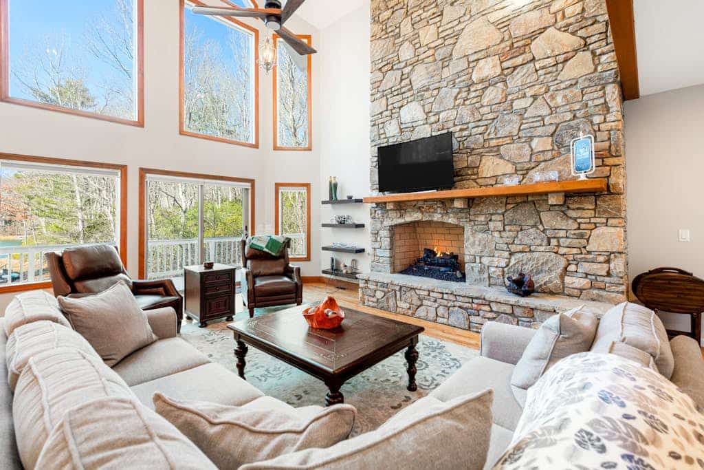 Spacious lake home with firepit, 3 fireplaces, pool table & shared amenities