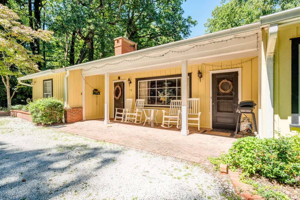 Lovely & inviting home with a sun porch, washer/dryer & AC