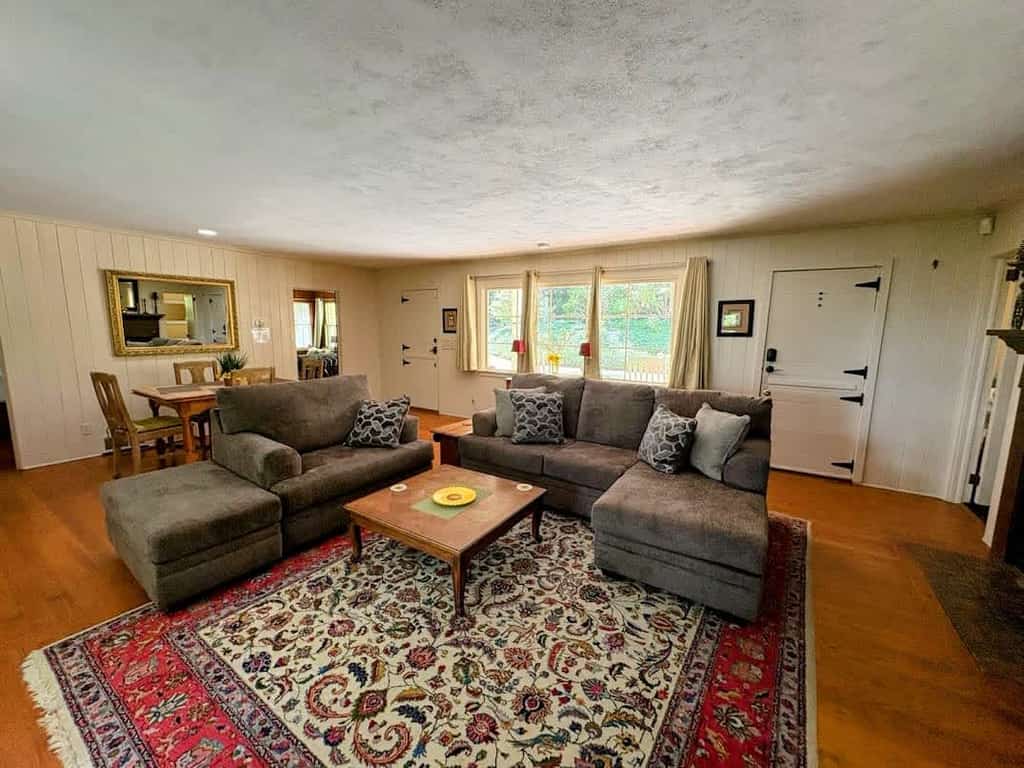 Lovely & inviting home with a sun porch, washer/dryer & AC