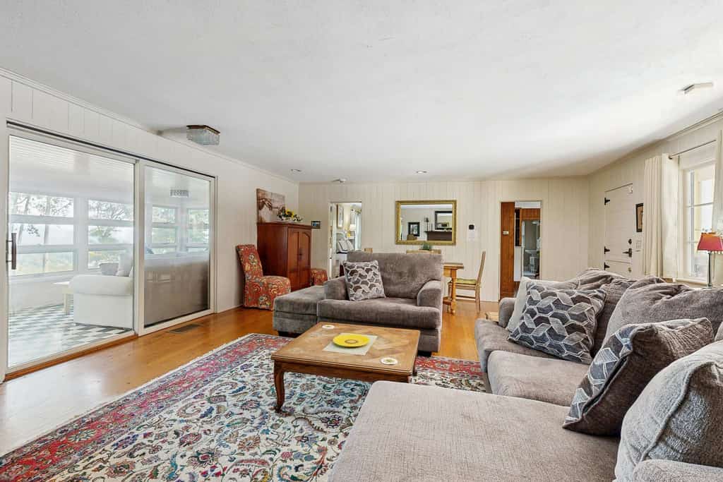 Lovely & inviting home with a sun porch, washer/dryer & AC