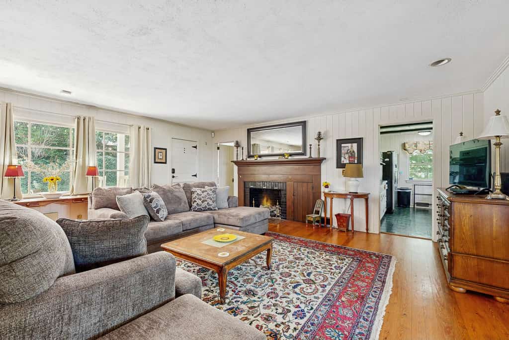 Lovely & inviting home with a sun porch, washer/dryer & AC