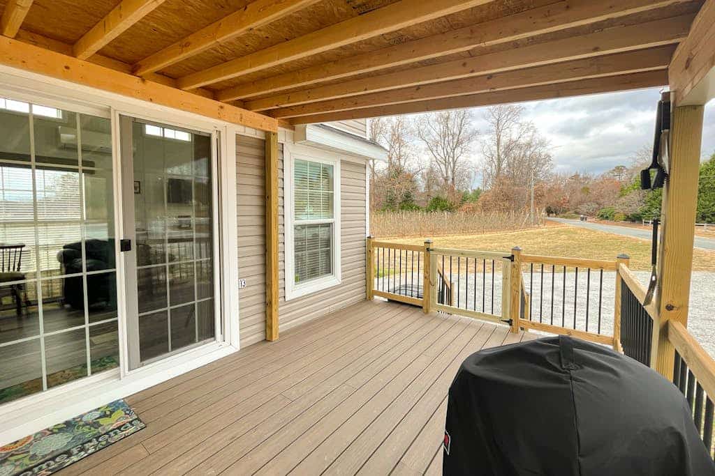 Pet Friendly Tiny home in Great Location with Grill and Covered Porch