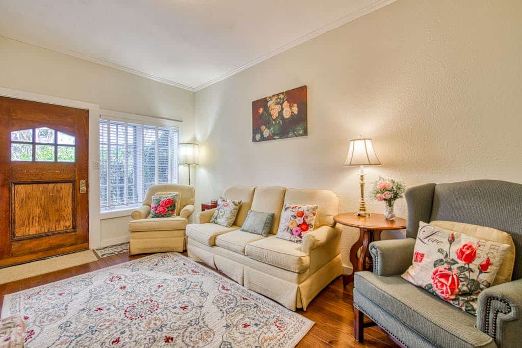 Lake view charmer w/free WiFi, full kitchen, private washer/dryer, pool