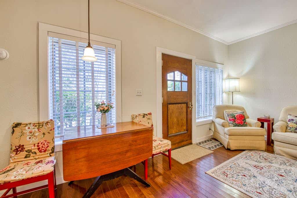 Lake view charmer w/free WiFi, full kitchen, private washer/dryer, pool