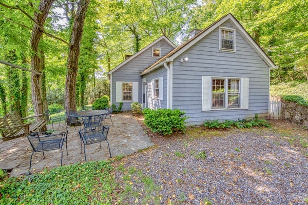 Peaceful cottage near lake - dog-friendly, fast WiFi, snowbirds welcomed