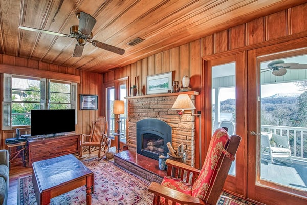 Beautiful & convenient home close to lake with shared pool, WiFi, & central AC