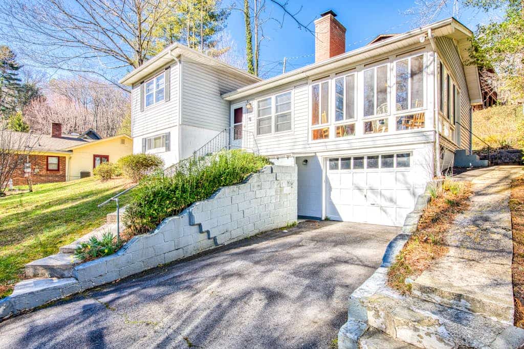 Classic home with WiFi, a full kitchen, central A/C, pool