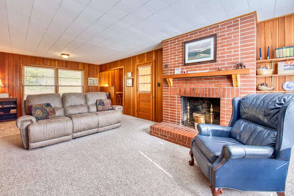 Classic home with WiFi, a full kitchen, central A/C, pool
