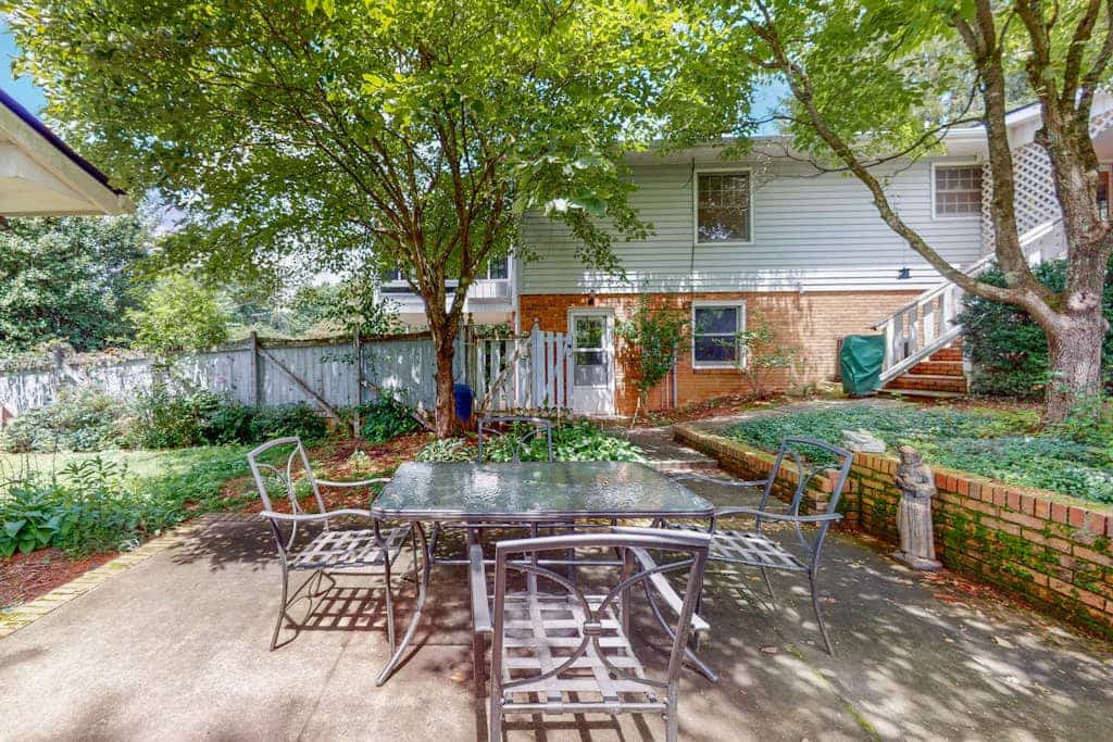 Vintage charmer in Lake Junaluska with mountain views, pool & sunroom