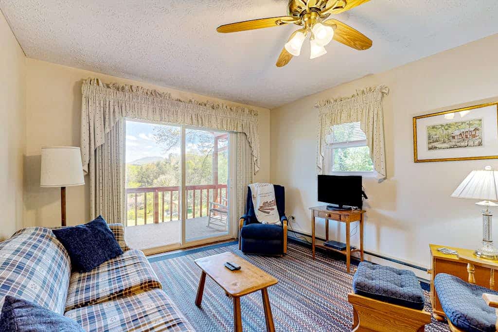 Snowbird-friendly house near pool, tennis & basketball - walk to Lake Junaluska