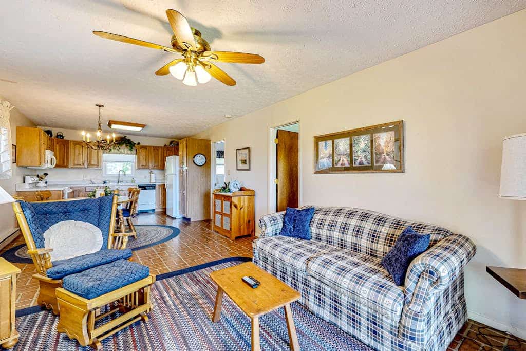 Snowbird-friendly house near pool, tennis & basketball - walk to Lake Junaluska