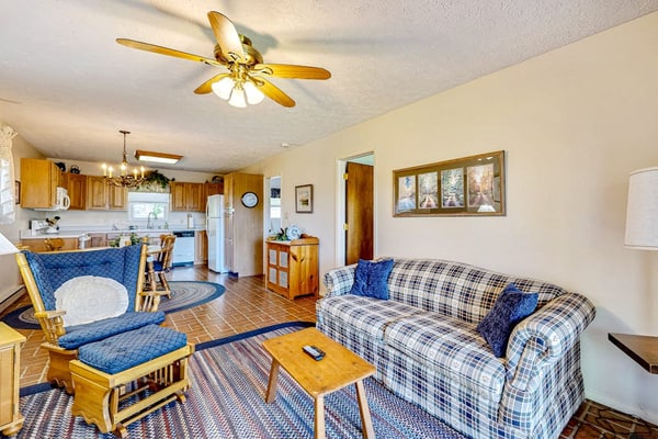 Snowbird-friendly house near pool, tennis & basketball - walk to Lake Junaluska