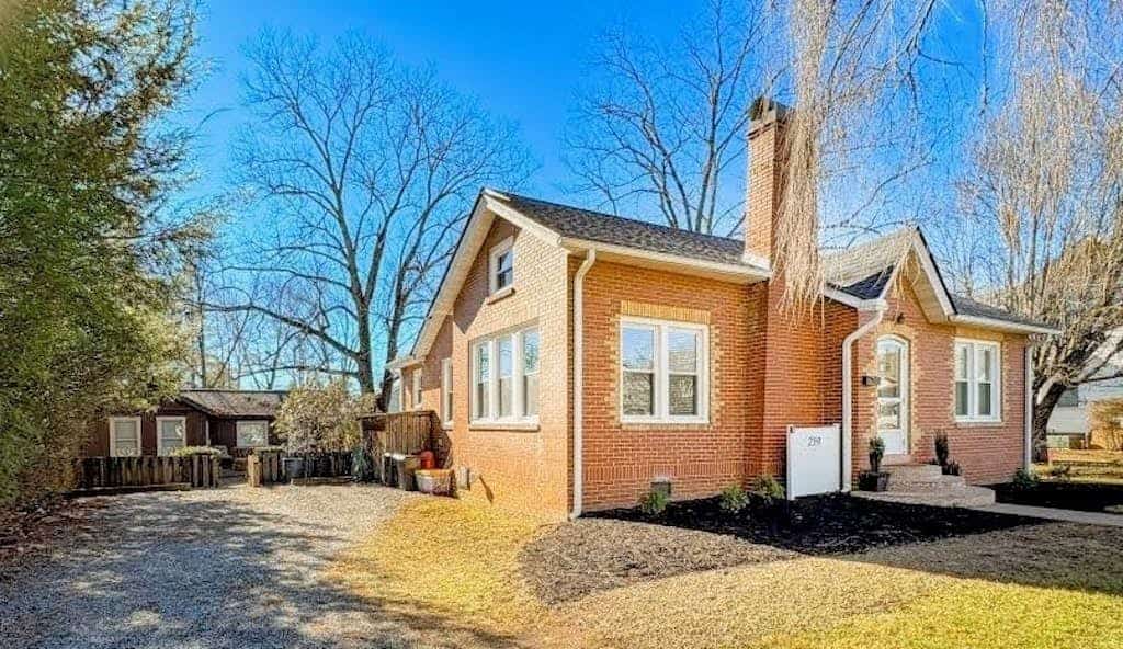Centrally located home, with cottage, in Brevard - close to outdoor activities!