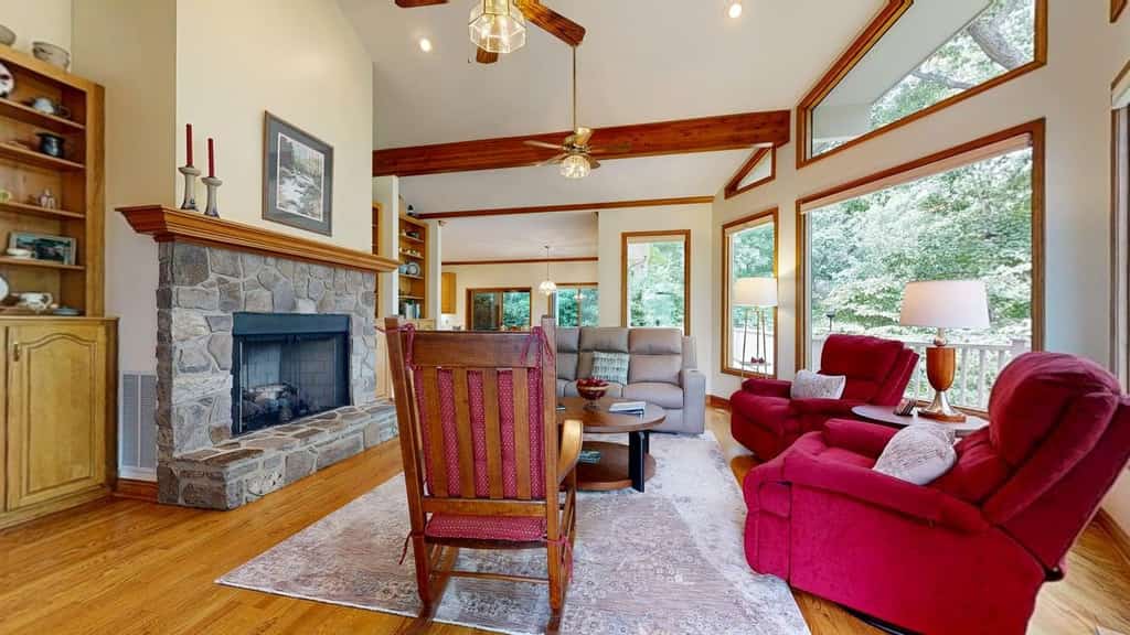 Spacious retreat with golf course views, WiFi, lake access nearby & deck