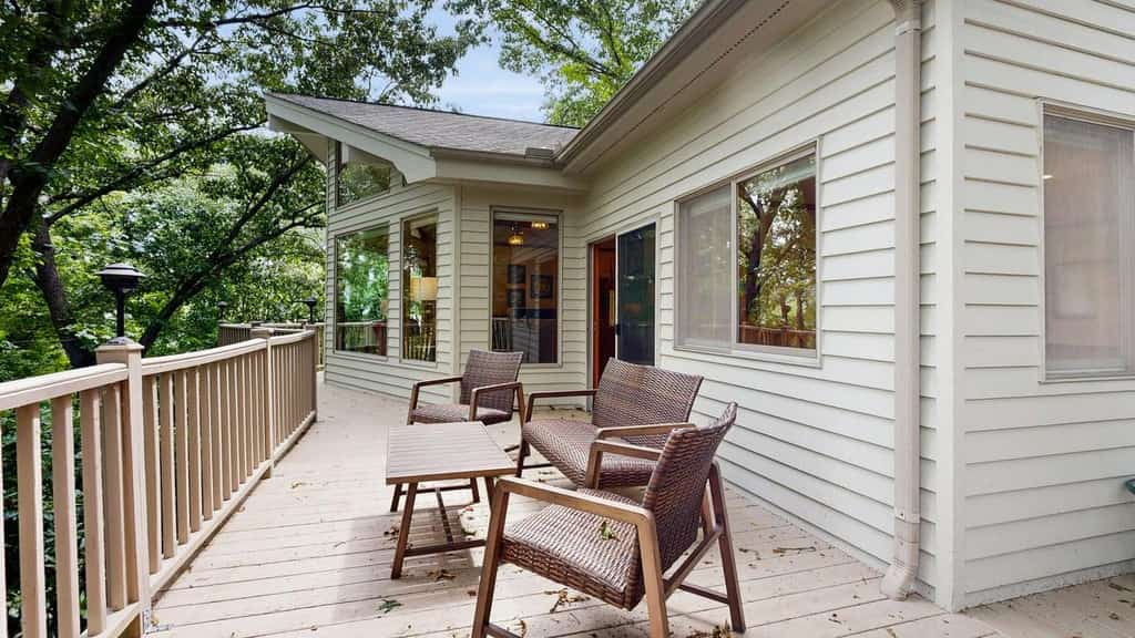 Spacious retreat with golf course views, WiFi, lake access nearby & deck
