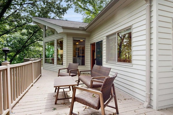 Spacious retreat with golf course views, WiFi, lake access nearby & deck