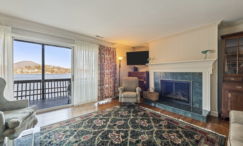 Stunning 3BR Retreat with Lake Views, Full Kitchen, Fireplace and Central A/C