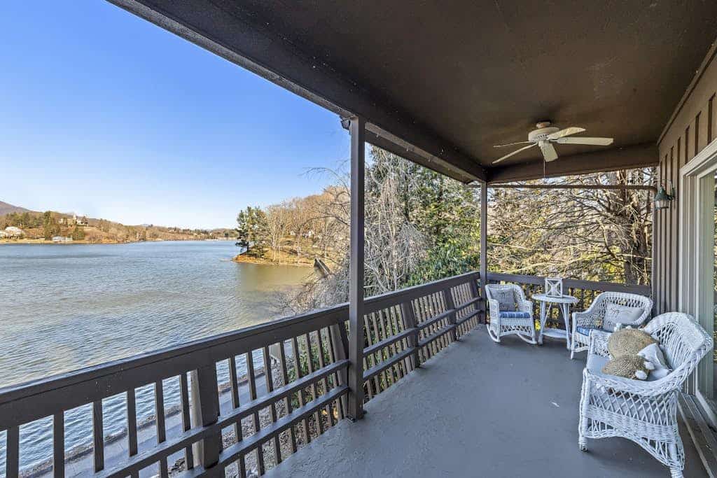 Stunning 3BR Retreat with Lake Views, Full Kitchen, Fireplace and Central A/C