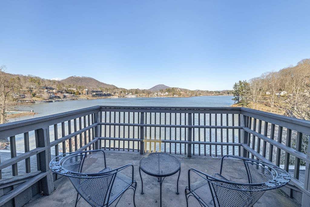 Stunning 3BR Retreat with Lake Views, Full Kitchen, Fireplace and Central A/C
