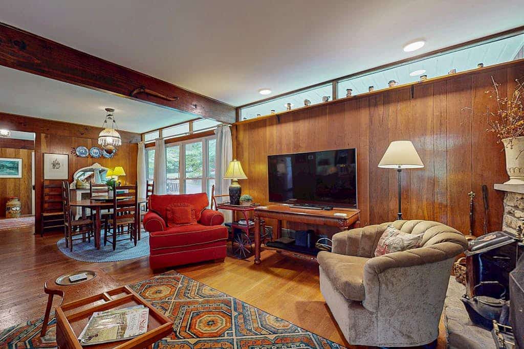 Charming Dog-Friendly home with Full Kitchen, A/C and Access to Community Amenit
