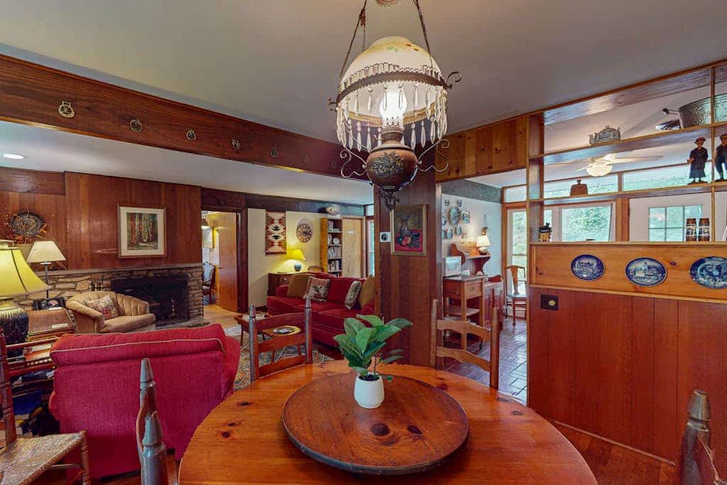 Charming Dog-Friendly home with Full Kitchen, A/C and Access to Community Amenit