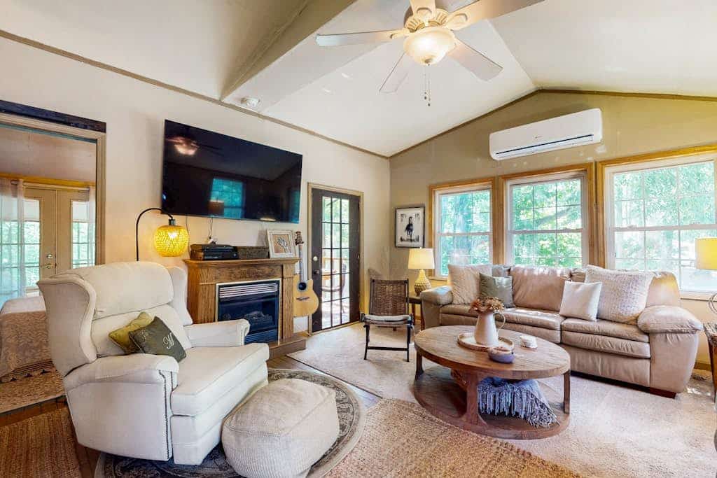 Charming 3BR Cottage with Full Kitchen, WIFI and Access to community amenities