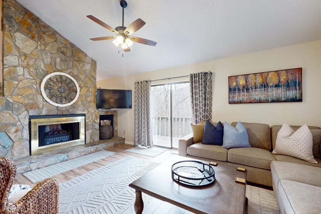 Rumbling Bald Resort Unit -2004: vacation rental in Lake Lure, Lake Lure and Chimney Rock