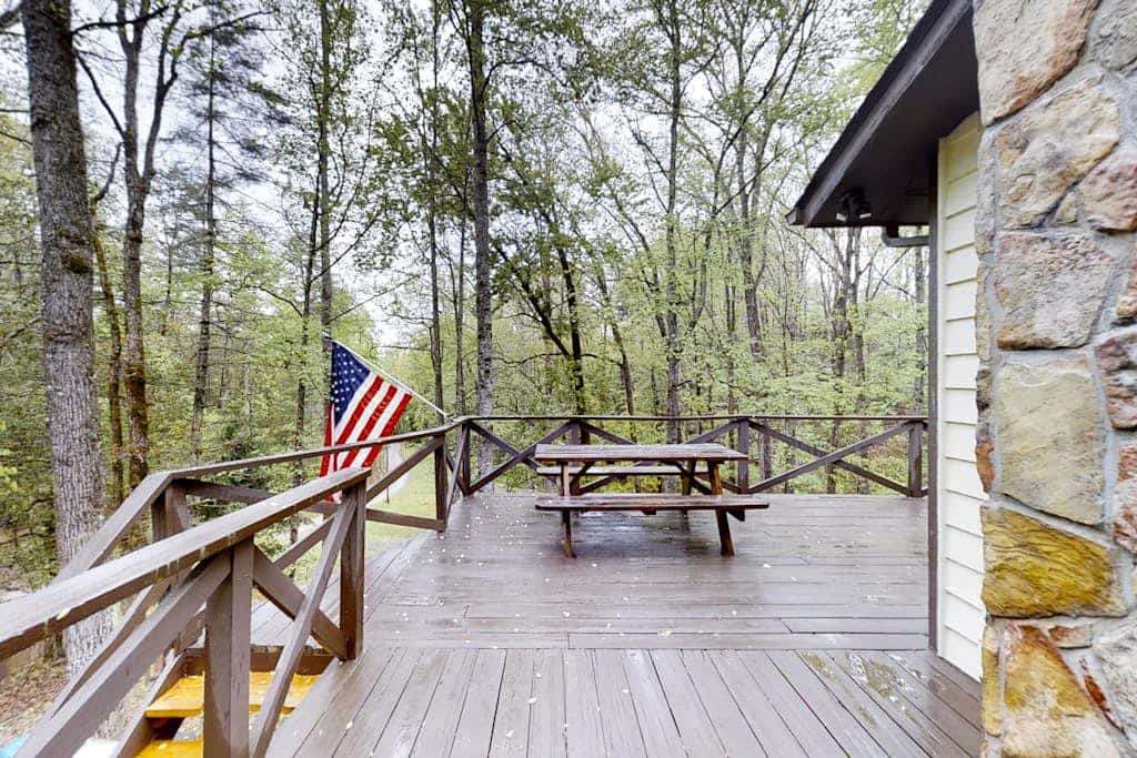 Secluded home with deck, firepit, sunroom, gas fireplace, & W/D