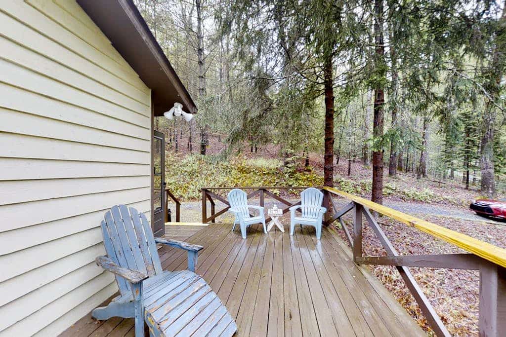 Secluded home with deck, firepit, sunroom, gas fireplace, & W/D