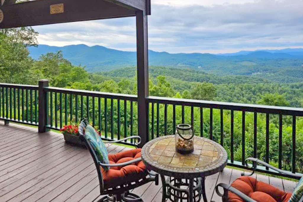 Amazing  Pet Friendly chalet w/ mountain views, wraparound porch, & hot tub