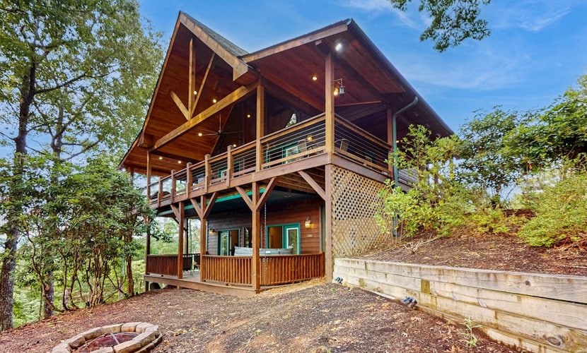 Cozy mountain cabin with hot tub, fire pit & stunning views