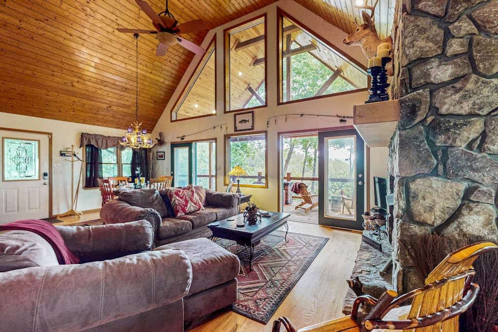 Cozy mountain cabin with hot tub, fire pit & stunning views