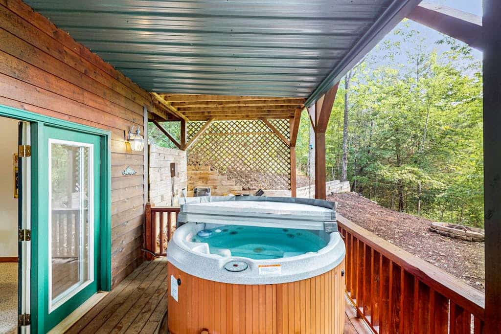 Cozy mountain cabin with hot tub, fire pit & stunning views