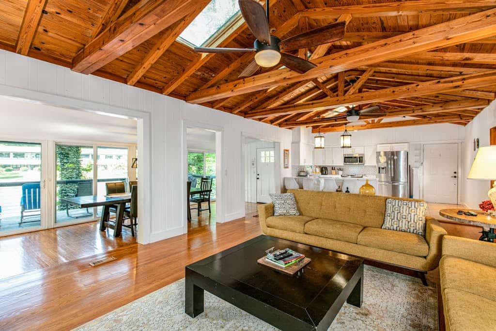 Modern lake-front home, dog-friendly, dock, hot tub, deck, pool, tennis, wifi