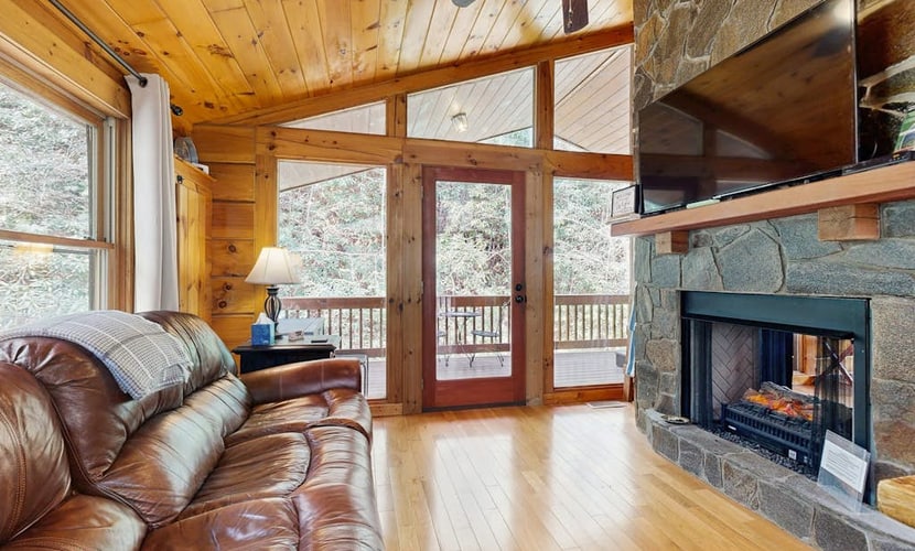 Cozy Cabin w/ Hot Tub in the Nantahala Gorge, Firepit, Fireplace,Patio, W/D