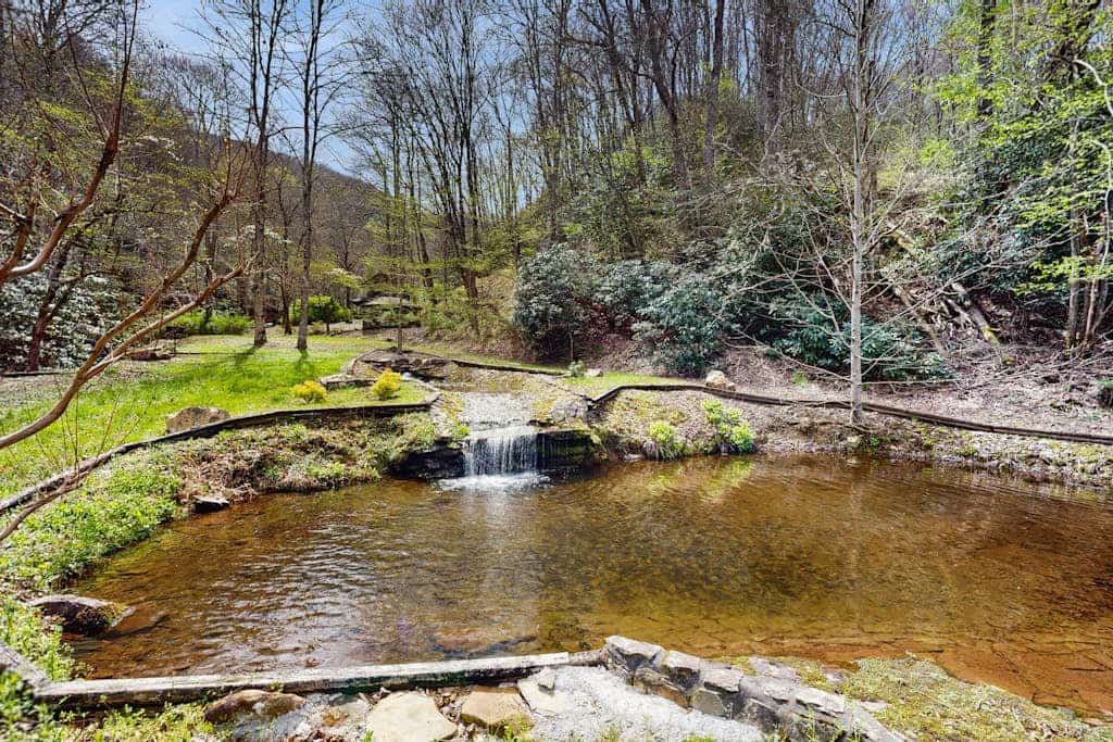 Cozy Cabin w/ Hot Tub in the Nantahala Gorge, Firepit, Fireplace,Patio, W/D